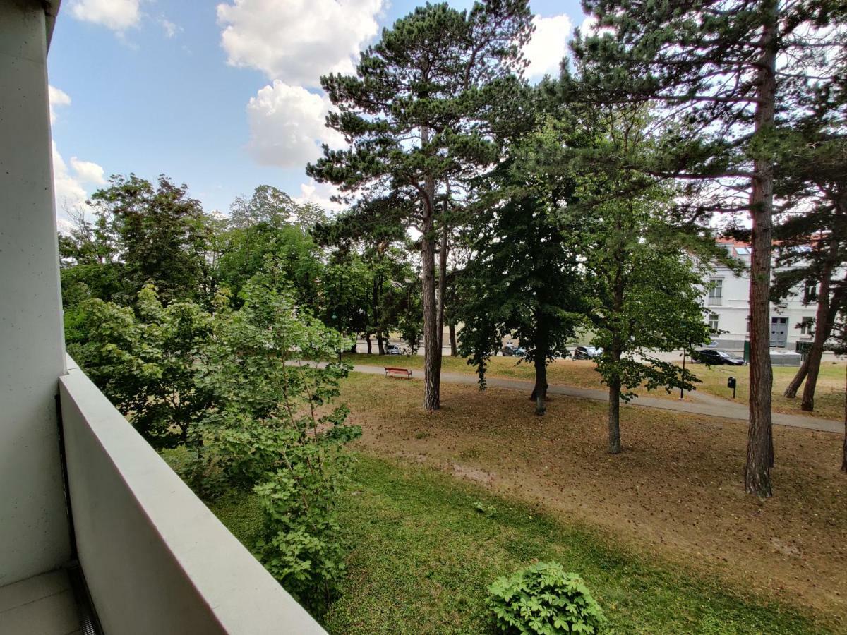 College Garden Hotel Bad Voeslau Zewnętrze zdjęcie